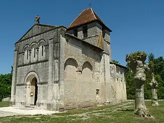 La façade et le clocher.