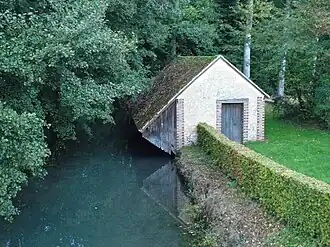 Le lavoir sur le ru de Sainte-Rose.