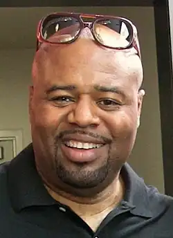 Chi McBride interprète Lou Grover