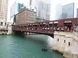Tous les ponts traversant la rivière Chicago sont gérés et entretenu par le CDOT.