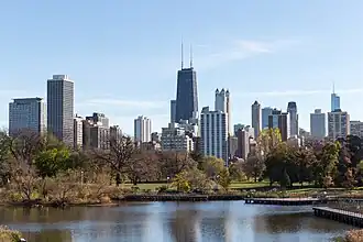Vue sur le 875 North Michigan Avenue au centre.
