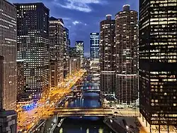 Les bords de la rivière Chicago de nuit.