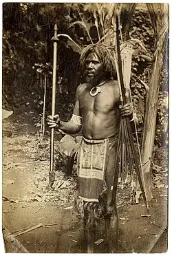 Photographie représentant un homme en tenue traditionnelle.