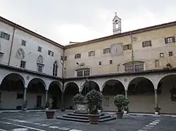 Photographie de l'atrium d'un cloître.