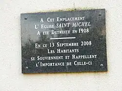 La plaque de l'église sur le clocheton-souvenir.