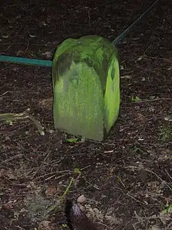 Pierre de délimitation de la fosse à choléra dans le parc Howard, Kilmarnock, East Ayrshire, Écosse.