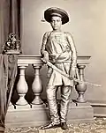 Portrait du fils de H.H. Chunnasee Rajoonath Pant (portant des churidars). 1860.  Oriental and India Office Collection, British Library.
