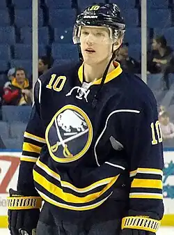 Photographie d'Ehrhoff avec le maillot bleu des Sabres de Buffalo