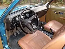 Le poste de conduite d'une Chrysler 160 de 1973