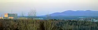 Vue des monts Stoke, en arrière-plan à droite, avec le Centre hospitalier universitaire de Sherbrooke à gauche.