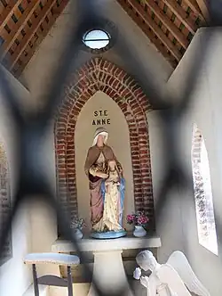 Intérieur de la chapelle vue à travers la grille de protection.