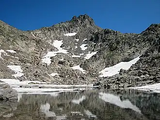 Vue de la cime et du lac de l'Agnel.