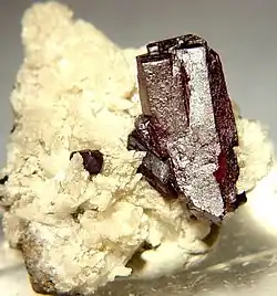 Cinabre sur dolomite, Chine, 3,4&nbsp;×&nbsp;3&nbsp;×&nbsp;1,8&nbsp;cm.