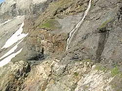 Chemin des mines dans la falaise nord du cirque de Barrosa