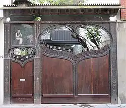 Portail au numéro 19.