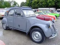 2 CV Sahara : sa roue de secours sur le capot…