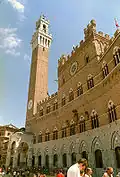 Torre del Mangia dominant le Palazzo Pubblico.