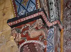 Chapiteau polychrome.