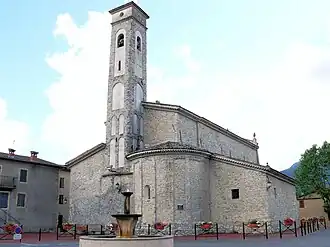 Collégiale Sainte-Marie (chevet roman et clocher de style lombard).