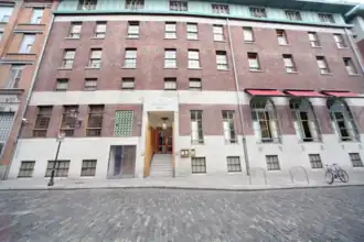 La façade arrière de l'hôtel donnant sur l'Essex Street, avec l'entrée monumentale et, à sa gauche, l'entrée de l’ancienne discothèque The Kitchen qui se trouvait sous l'hôtel.