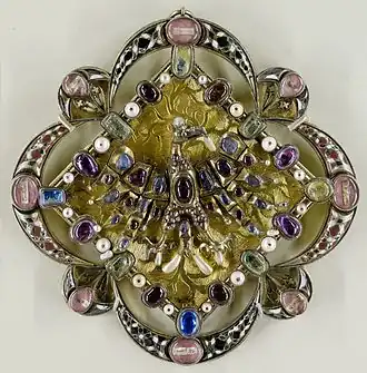 Fermail-reliquaire à l'aigle (XIVe&nbsp;siècle), musée de Cluny, Paris.