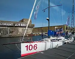 Vu de l'avant, bateau blanc, amarré au ponton.