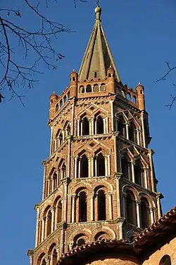 Élévation romane puis gothique.