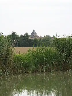 Le clocher de l'église, vu du canal.