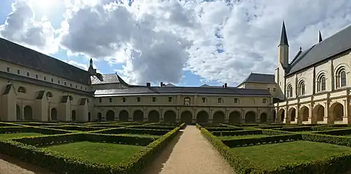Cloître vue de l'aile est..