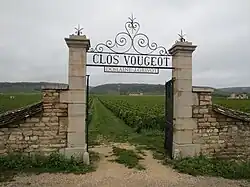Une des entrées du clos Vougeot.