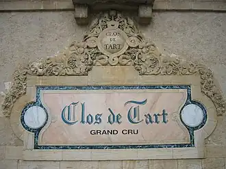 Façade décorée avec le nom du grand cru clos-de-tart (à Morey-Saint-Denis).