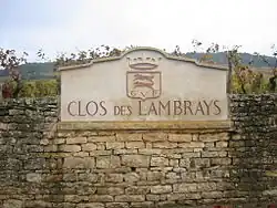 Mur entourant le clos des Lambrays.
