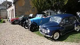Exposition d'automobiles anciennes.