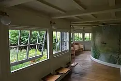 Salle de lecture et jardin