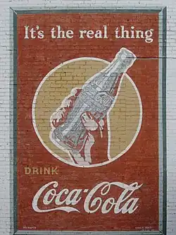 Cette publicité Coca-Cola de 1943 est encore affichée à Minden.