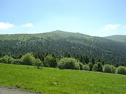 Vue sur le sommet de Peyre-Mayou dans le dernier kilomètre de l'ascension du col du Béal par le versant ouest.