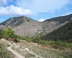 Le col et le village, vus du sud, depuis le sentier GR 10.