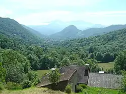 Vue depuis le hameau de Ruzole Bas avant Prat Communal. On y voit le village de Saurat (675&nbsp;m), la tour du Calamès (1&nbsp;006&nbsp;m) et masqué par cette colline le roc de Sédour (1&nbsp;070&nbsp;m) derrière.