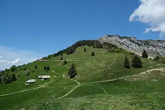 Le roc Lancrenaz depuis le col des Nantets au sud-est.