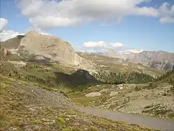 Vue en direction de la roche Gauthier (2&nbsp;749&nbsp;m) à gauche de la vallée de la Clarée à droite.