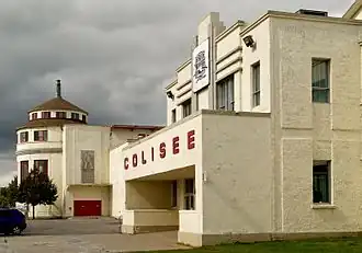 Le colisée (à droite) et la bâtisse industrielle (à gauche).