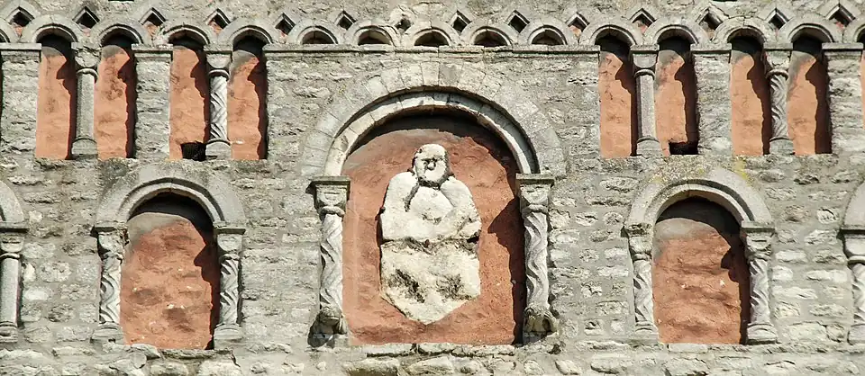 Détail de la décoration du pignon de Saint-Pierre.