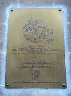Plaque commémorative de la Collégiale Notre-Dame de Nantes, place Dumoustier à Nantes, dans laquelle Françoise d'Amboise se recueillait sur le tombeau de son époux. Par son sens politique et ses hautes vertus, elle appartient à l'histoire de la Bretagne et de l'Église.