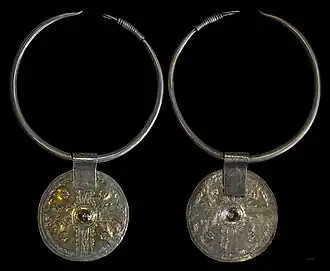 Torque et pendentif en argent (début du xxe&nbsp;siècle), muséum de Toulouse.