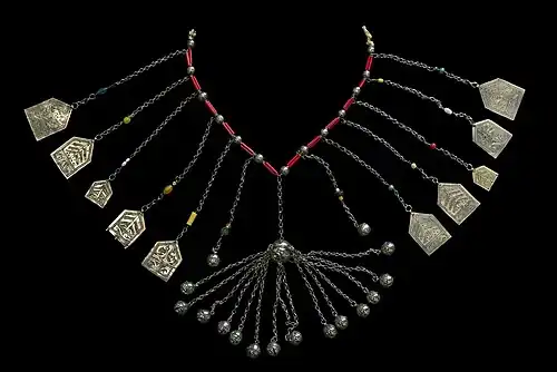 Collier en argent et perles de verre (début du xxe siècle), muséum de Toulouse.