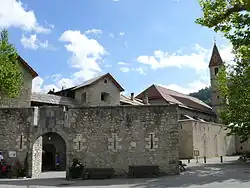 Muraille extérieure de la porte de France et église Saint-Martin