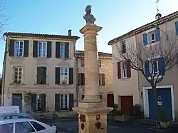 Fontaine à colonne - Place de la mairie.