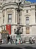 Colonne rostrale devant l'opéra Garnier.