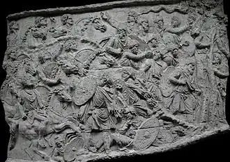 scène oblongue et convexe, représentant un groupe de soldats à cheval poursuivant des fuyards à pied.