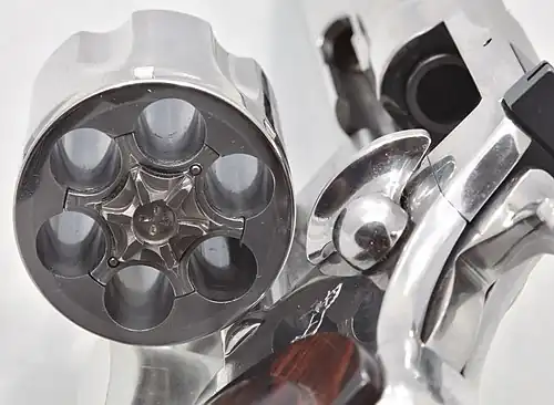 Barillet ouvert d'un Colt Python.